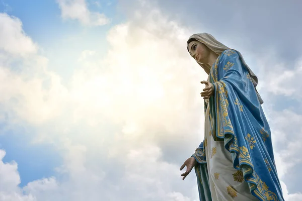 depositphotos_131098600-stock-photo-the-virgin-mary-statue